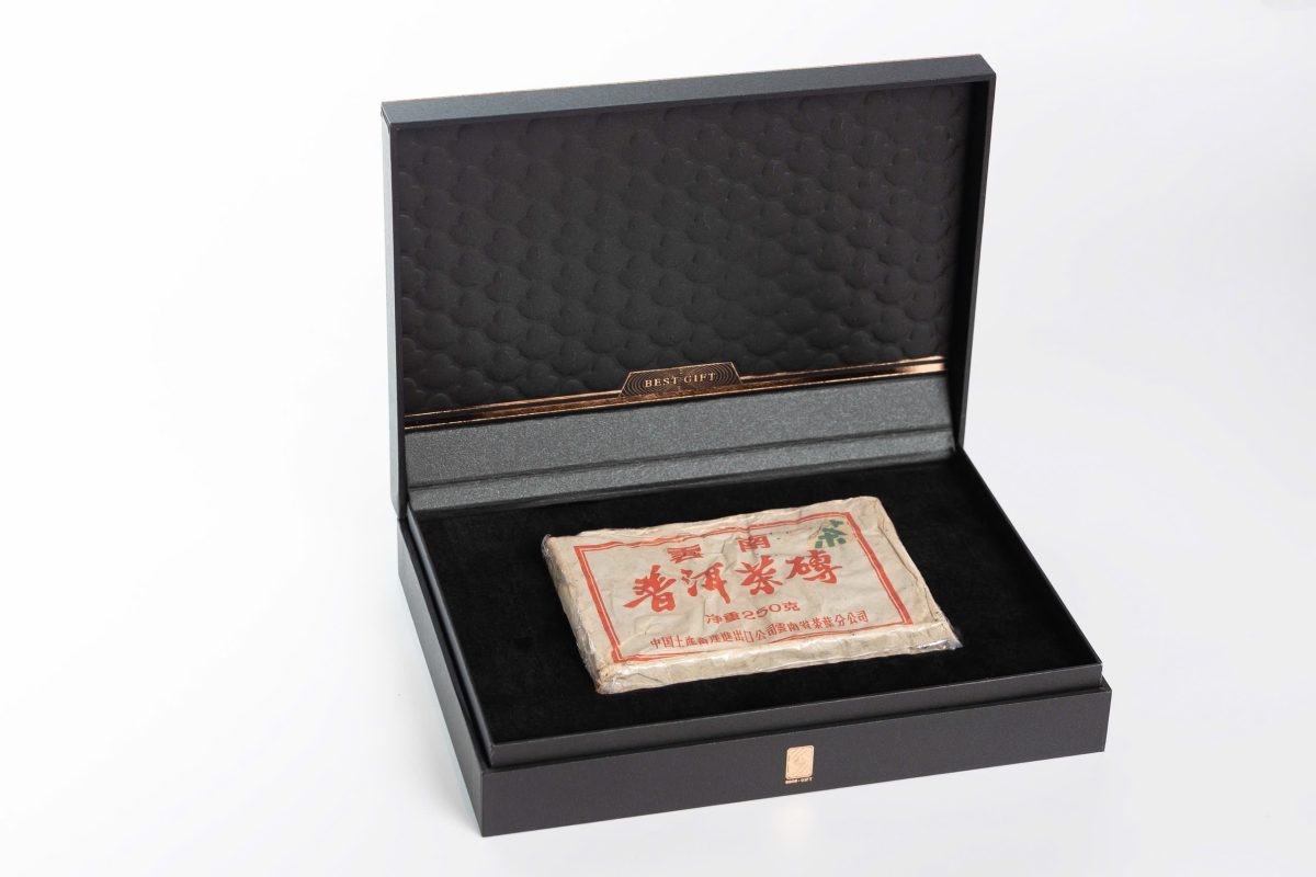 Trà gạch chữ thập thập niên 83 (trà chín)